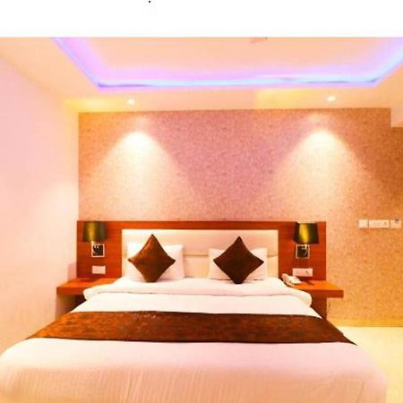 Hotel Royal Sky Luxury Near Delhi Airport Új-Delhi Kültér fotó
