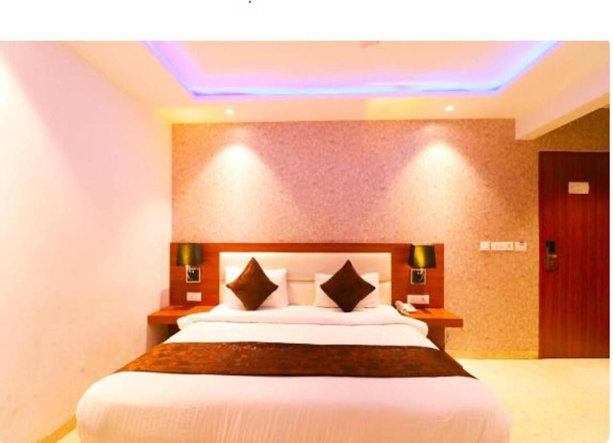 Hotel Royal Sky Luxury Near Delhi Airport Új-Delhi Kültér fotó