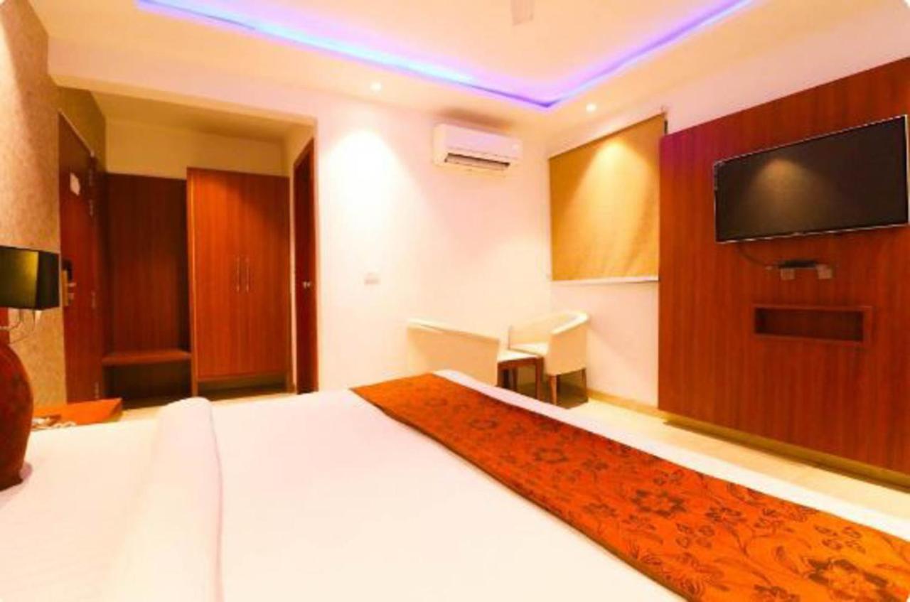 Hotel Royal Sky Luxury Near Delhi Airport Új-Delhi Kültér fotó