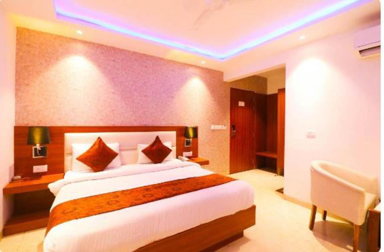 Hotel Royal Sky Luxury Near Delhi Airport Új-Delhi Kültér fotó